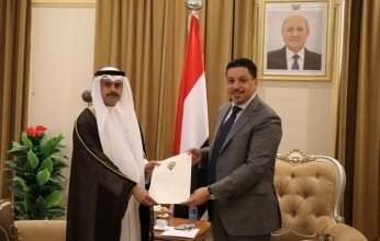 سفير دولة الكويت لدى اليمن يسلم نسخة من أوراق اعتماده