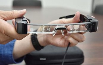 ابتكار نظارات يابانية ذكيّة لمساعدة الصم على الاستمتاع بالسينما
