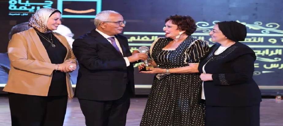 وزير التربية والتعليم المصرى يكرم الفنانة لبلبة وزير التربية والتعليم المصرى يكرم الفنانة لبلبة