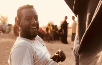 امجد ابو العلاء في برلين لعرض فيلمه "ستموت في العشرين" تجاريا