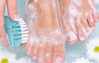 كيف تهتمين بنعومة قدميك بالمنزل