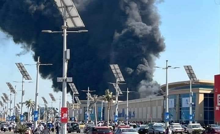 بالفيديو.. تفاصيل المعاينة الأولية لحريق كارفور الإسكندرية بالفيديو.. تفاصيل المعاينة الأولية لحريق كارفور الإسكندرية