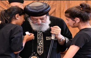 البابا تواضروس يستقبل أسر المنتقلين في حادث كنيسة أبو سيفين بإمبابة بالمقر البابوي