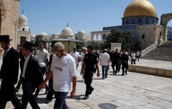 مستعمرون يقتحمون المسجد الأقصى المبارك بحماية شرطة الاحتلال