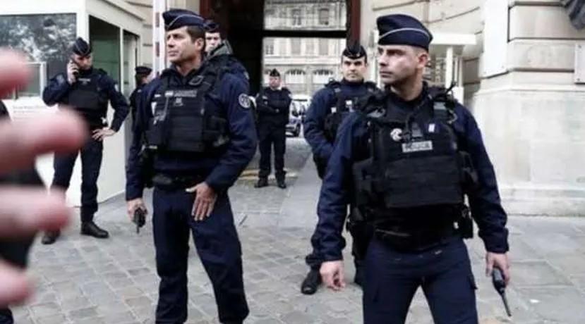 السلطات الفرنسية تلقى القبض على مغربى قطع رأس والده وتجول بها فى الشوارع السلطات الفرنسية تلقى القبض على مغربى قطع رأس والده وتجول بها فى الشوارع