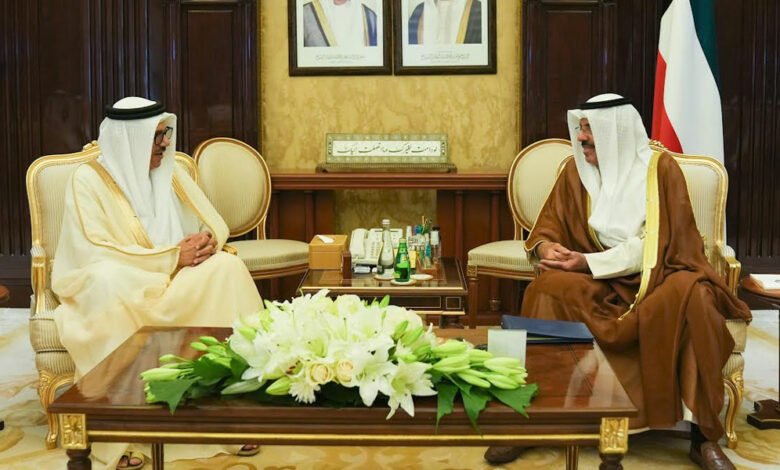رئيس الوزراء الكويتي يستقبل وزيري الخارجية والمالية في مملكة البحرين رئيس الوزراء الكويتي يستقبل وزيري الخارجية والمالية في مملكة البحرين