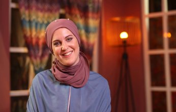 فنانة إنجليزية تعتنق الإسلام حبًا فى الرسول وتغني احتفالًا برأس السنة الهجرية.. فيديو