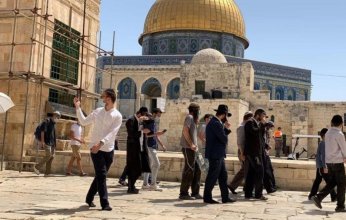 تحت حماية شرطة الإحتلال مستوطنون يقتحمون الأقصى