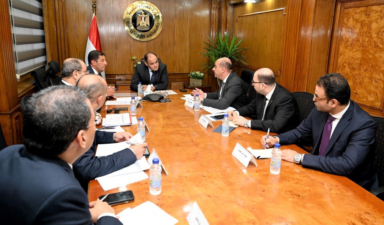 الحكومة المصرية تبحث التحديات التي تواجه المستثمرين بالقطاع الصناعي الحكومة المصرية تبحث التحديات التي تواجه المستثمرين بالقطاع الصناعي