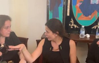 بالصور.. نادين الراسي تستقبل المعزين في وفاة شقيقها جورج الراسي