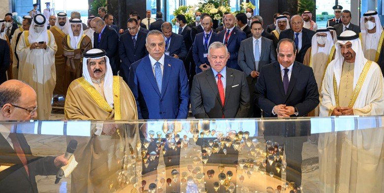 رئيس الإمارات ونظيره المصري يتفقدان مشروعاً سياحياً في مدينة العلمين رئيس الإمارات ونظيره المصري يتفقدان مشروعاً سياحياً في مدينة العلمين