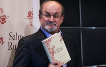 ضبط المشتبه به في طعن الروائي البريطاني سلمان رشدي