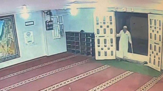 بالفيديو.. وفاة شيخ فلسطيني لحظة دخوله المسجد لصلاة الفجر بالفيديو.. وفاة شيخ فلسطيني لحظة دخوله المسجد لصلاة الفجر
