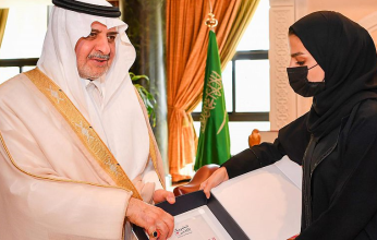 أمير تبوك يستقبل منى الهويدي الفائزة بجائزة الشريك الأدبي لهيئة الأدب والنشر والترجمة