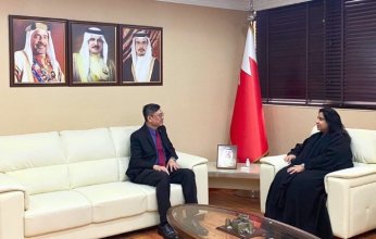 البحرين وسنغافورة يبحثان تعزيز التعاون العلمي