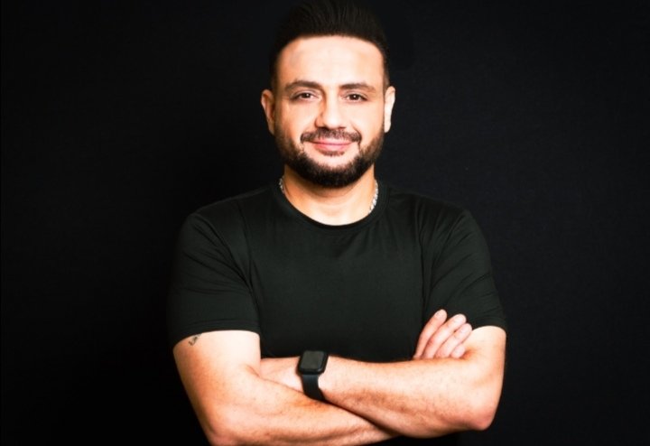 مهنّد مشلّح يغنّي الحب على طريقته في جديده "عم بشتقلك موت" مهنّد مشلّح يغنّي الحب على طريقته في جديده "عم بشتقلك موت"
