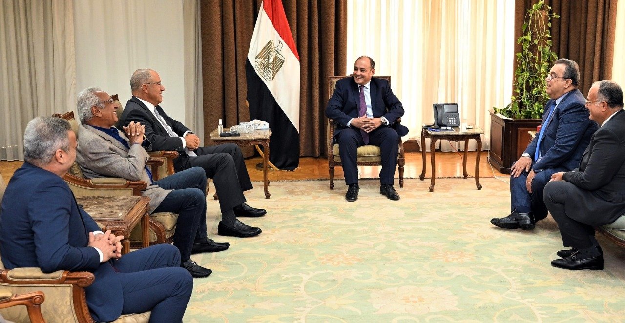 وزير التجارة والصناعة المصري يبحث مع مجتمع الاعمال سبل الارتقاء بقطاعى التجارة والصناعة وزير التجارة والصناعة المصري يبحث مع مجتمع الاعمال سبل الارتقاء بقطاعى التجارة والصناعة