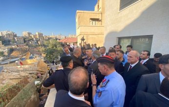 اللقطات الأولي لانهيار مبنى سكني في الأردن والدفاع المدني يحاول إنقاذ المحاصرين