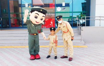 شرطة دبي تحقق أمنية طفل بأن يصبح ضابطاً