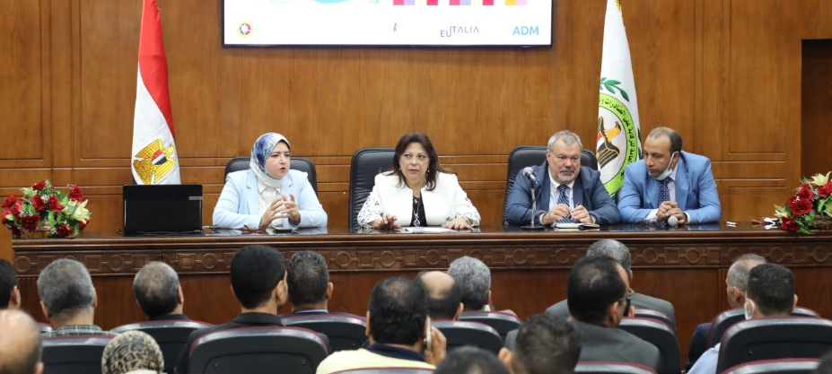 ورشة عمل للمصدرين فى مجال آليات تنفيذ نظام المصدر المعتمد بمشاركة خبراء الجمارك الإيطالية ورشة عمل للمصدرين فى مجال آليات تنفيذ نظام المصدر المعتمد بمشاركة خبراء الجمارك الإيطالية