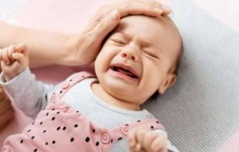 دراسة: حمل الطفل والمشي به أفضل طريقة لتهدئته