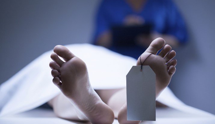 رجل مسن يقتل زوجته في مقبرة وينتحر رجل مسن يقتل زوجته في مقبرة وينتحر