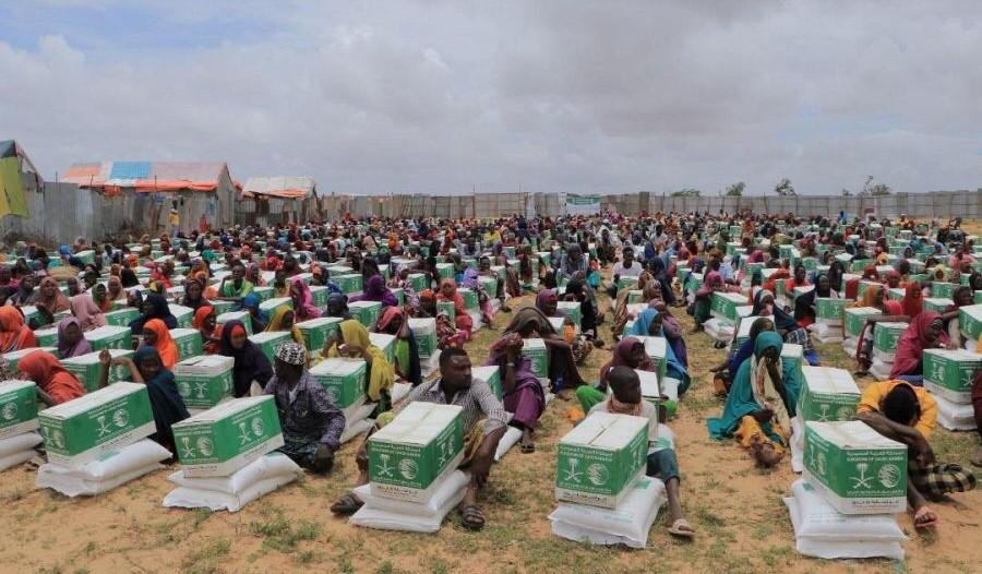 الملك سلمان للإغاثة يوزع 70 طنًا من المساعدات للنازحين والمتضررين بالصومال الملك سلمان للإغاثة يوزع 70 طنًا من المساعدات للنازحين والمتضررين بالصومال
