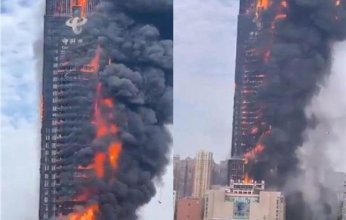 حريق ضخم يلتهم ناطحة سحاب بالصين