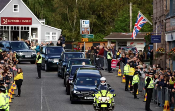 وصول جثمان الملكة إليزابيث الثانية للمقر الملكى فى العاصمة الأسكتلندية إدنبرة