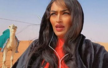 وعدت فأوفت.. سيدة سعودية تسافر من الرياض إلى جدة على ظهر ناقة (فيديو)
