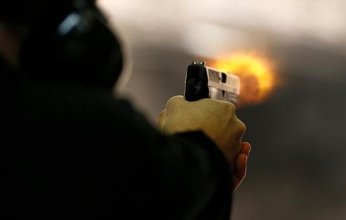 واقعة مأساوية.. رجل يطلق النار على أبنائه الثلاثة ويقتل أحدهم بطلقة في الرأس