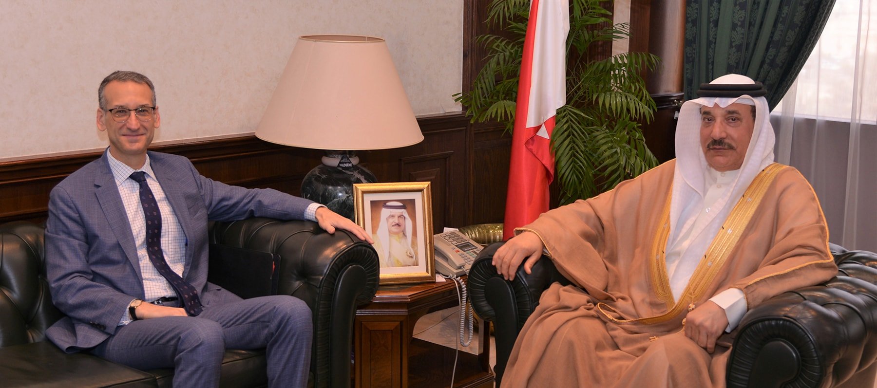 البحرين وأمريكا تبحثان سبل تعزيز التعاون في المجالات العمالية البحرين وأمريكا تبحثان سبل تعزيز التعاون في المجالات العمالية