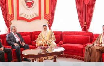 ملك البحرين يستقبل الشاعر محمد هادي الحلواجي