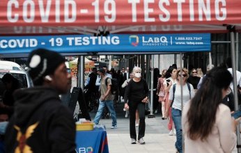 «الصحة العالمية»: العالم يقترب من القضاء على وباء كورونا