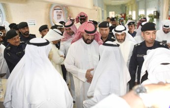 رئيس الوزراء الكويتي بالإنابة يبدأ جولته التفقدية لمتابعة سير العملية الانتخابية