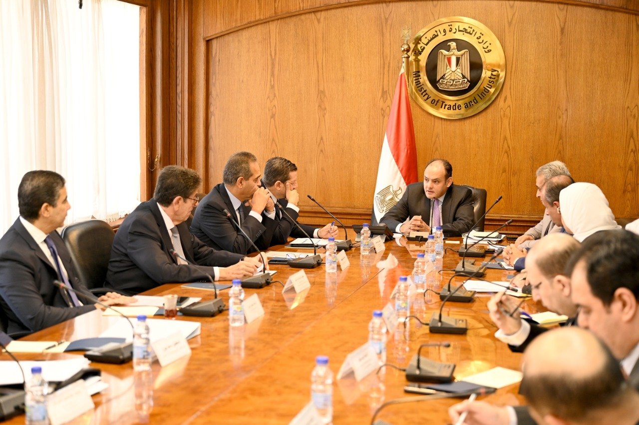 وزير التجارة والصناعة المصري يبحث وضع رؤية موحدة لتنمية الصادرات قبل عرضها على الرئيس السيسى وزير التجارة والصناعة المصري يبحث وضع رؤية موحدة لتنمية الصادرات قبل عرضها على الرئيس السيسى