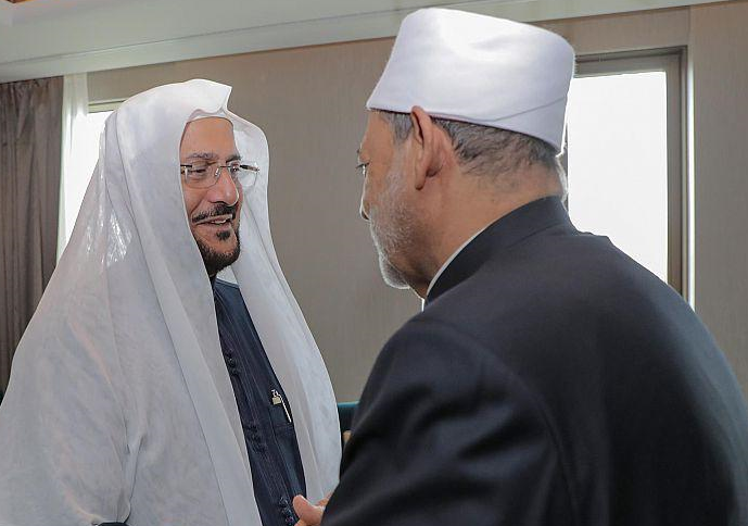 شيخ الأزهر يشيد بالدور الريادي للسعودية في تعزيز ثقافة الحوار والتعايش السلمي شيخ الأزهر يشيد بالدور الريادي للسعودية في تعزيز ثقافة الحوار والتعايش السلمي