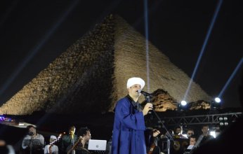 بالصور.. محمود التهامي يشعل أجواء سفح الأهرامات بأول حفل إنشاد ديني
