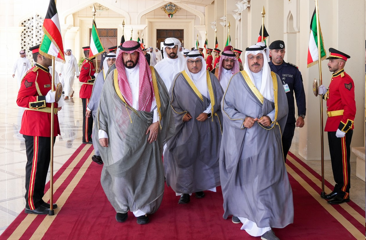 رئيس الوزراء الكويتي يتوجه إلى السعودية في زيارة رسمية قصيرة رئيس الوزراء الكويتي يتوجه إلى السعودية في زيارة رسمية قصيرة