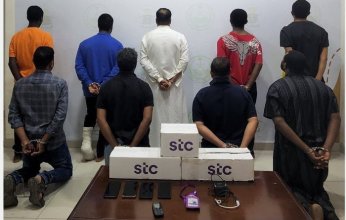 السعودية.. ضبط (5) مخالفين لنظام أمن الحدود و(4) مقيمين لسلبهم عملاء البنوك تحت تهديد الأسلحة البيضاء