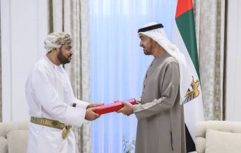 رئيس الإمارات يتسلم رسالة خطية من سلطان عمان خلال استقباله المبعوث الخاص