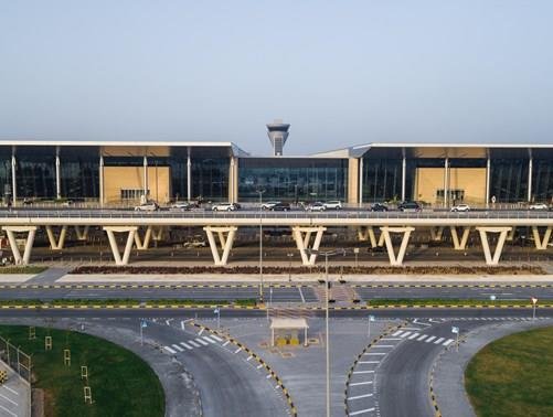 مطار البحرين الدولي يشارك المواطنين السعوديين القادمين فرحتهم باليوم الوطني مطار البحرين الدولي يشارك المواطنين السعوديين القادمين فرحتهم باليوم الوطني