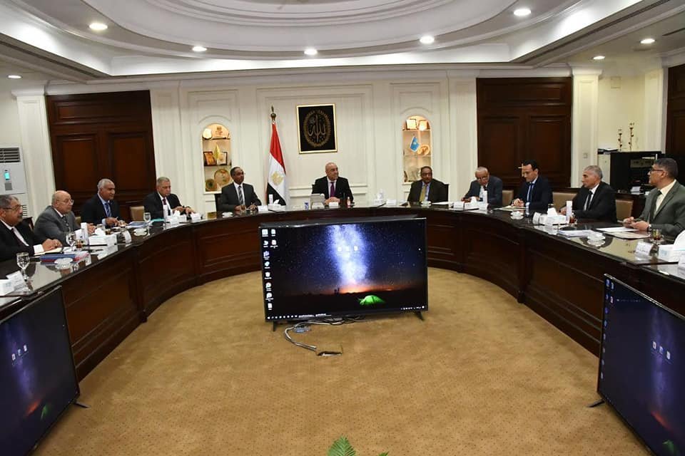 وزير الإسكان المصري يناقش التجهيزات اللازمة لمواجهة السيول والأمطار وزير الإسكان المصري يناقش التجهيزات اللازمة لمواجهة السيول والأمطار