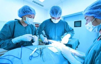 فريق طبي ينجح في إنقاذ حياة امرأة ابتلعت 55 بطارية