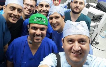 طبيب سعودي يُجري عملية جراحية ناجحة لطفل تُعد الأولى من نوعها في مصر