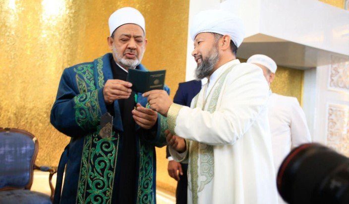 مفتي كازاخستان يهدي شيخ الأزهر زي الشابان التقليدي تقديرا لزيارته البلاد مفتي كازاخستان يهدي شيخ الأزهر زي الشابان التقليدي تقديرا لزيارته البلاد