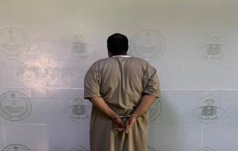 ضبط شخص لسكبه وإشعاله مادة قابلة للاشتعال حول 3 مركبات أمام منزل بالرياض