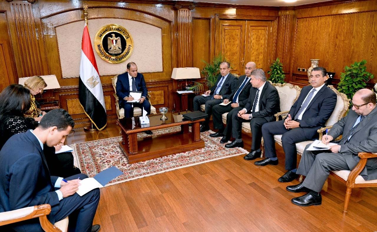 وزير التجارة والصناعة المصري يبحث مع الممثل الإقليمي للأمم المتحدة سبل تنمية وتطوير صناعة الأثاث وزير التجارة والصناعة المصري يبحث مع الممثل الإقليمي للأمم المتحدة سبل تنمية وتطوير صناعة الأثاث