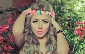 سارة سلامة تنشر صور جديدة لها في إطلالة مثيرة بفستان أسود