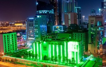 احتفالاً باليوم الوطني السعودي.. معالم المنامة تتزين باللون الأخضر